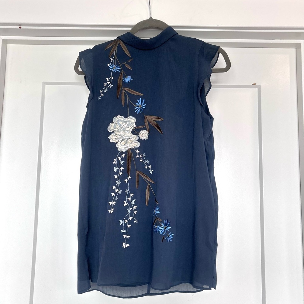 Belle Vere Blue Floral Embroidered Mock Neck Sleeveless Ruffle Blouse Sz S NWT